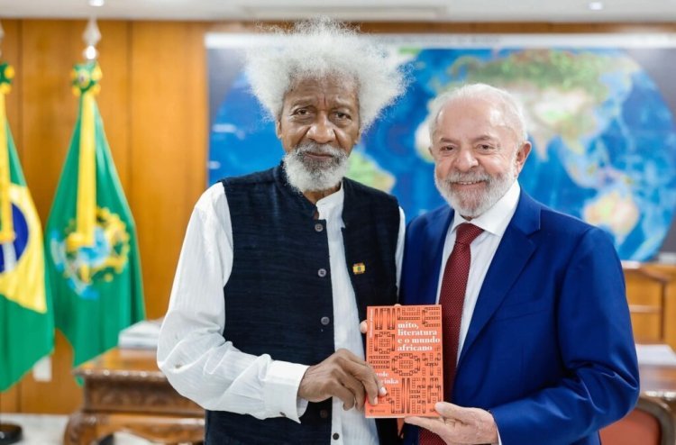 Wole Soyinka presents book to Brazilian president
